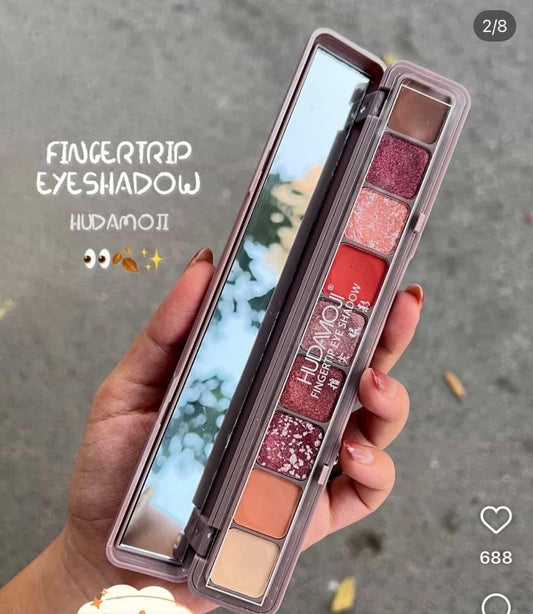 A Hudamoji glitter finger tip eyeshadow 💗