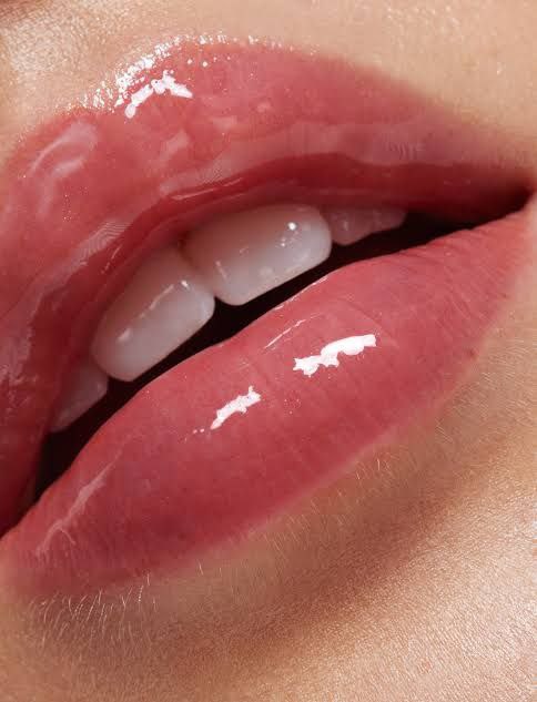 Non-sticky lip oil for everyday use