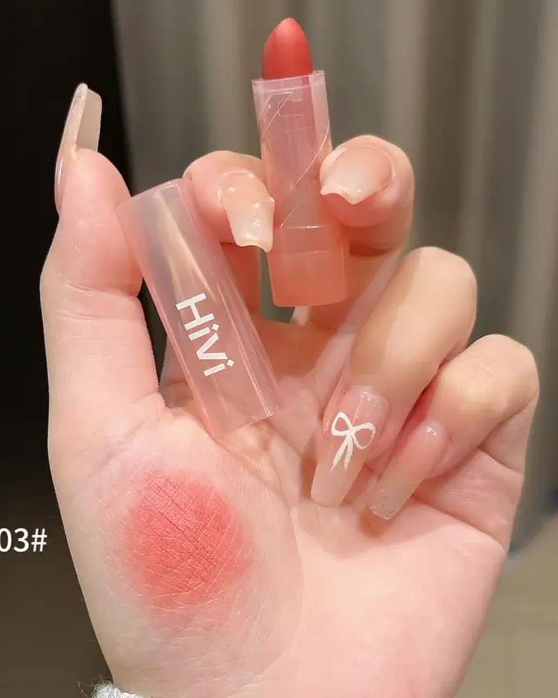 A Hivi lipmud lipstick