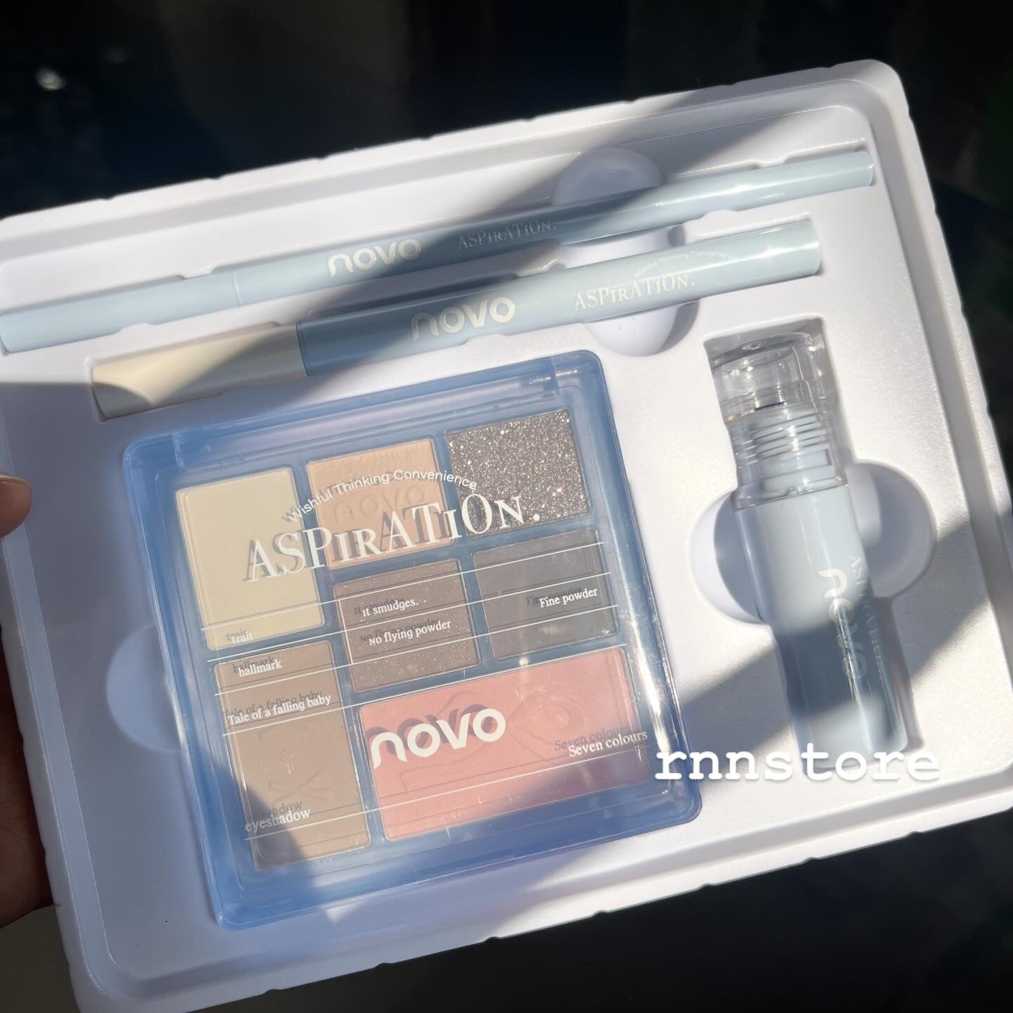 A Novo 4in1 make up set
Eyeshadow+eyeliner+eyeborwliner+lipstick ✅🎀