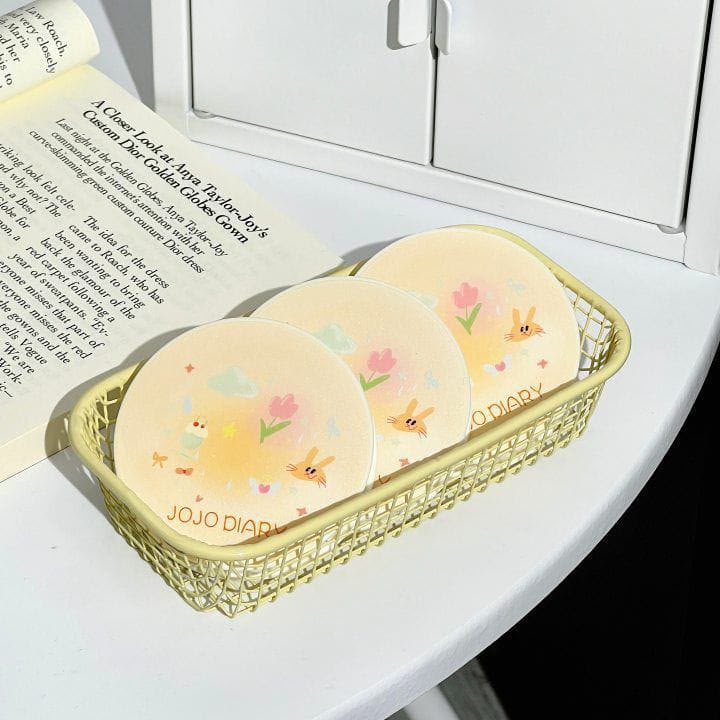 A Jojo diary cake compact with puff