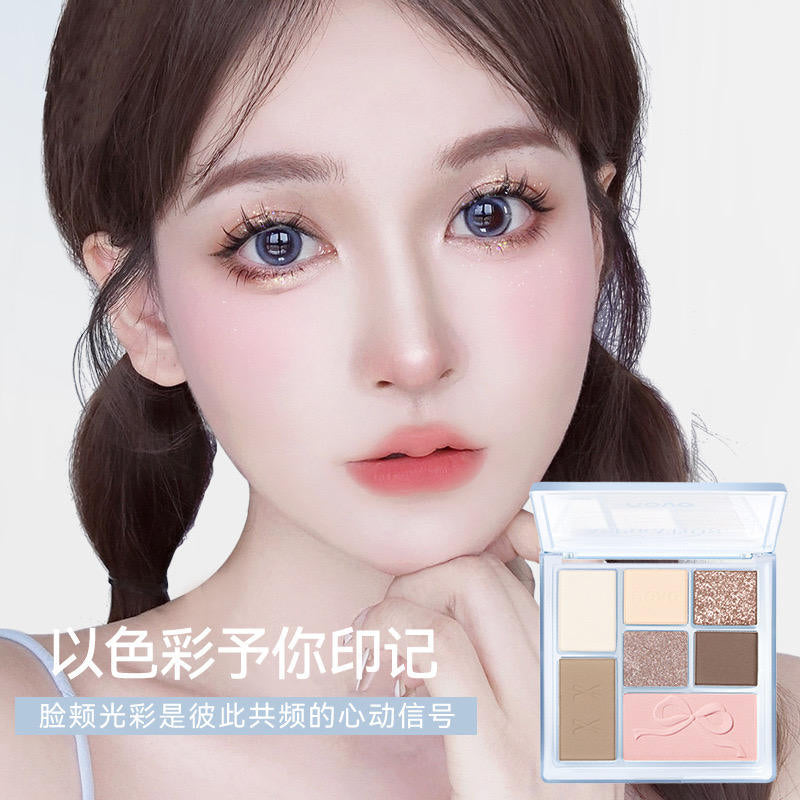 A Novo 4in1 make up set
Eyeshadow+eyeliner+eyeborwliner+lipstick ✅🎀